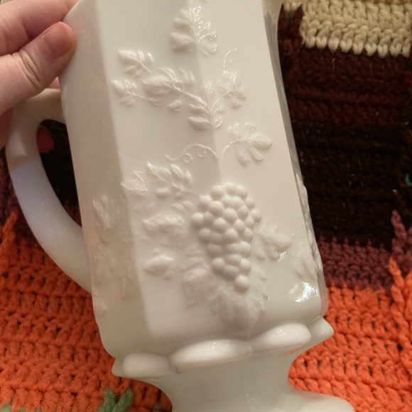 Vintage Westmorland Milk Glass Embossed Grape Pattern Pitcher - Picture 5 of 15